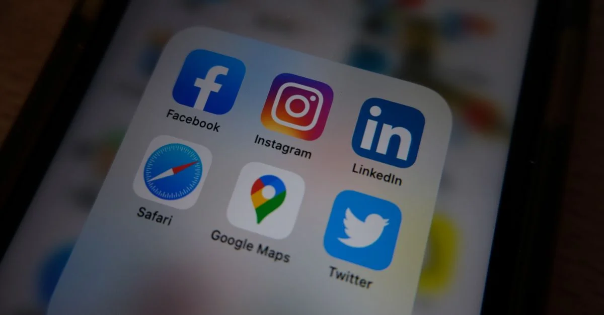Vue rapprochée des icônes d'applications de médias sociaux populaires sur l'écran d'un smartphone.